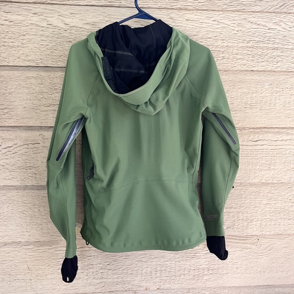 Mountain Hardware Womens windstopper rain coat. Perfect for PNW hiking! - Picture 5 of 6